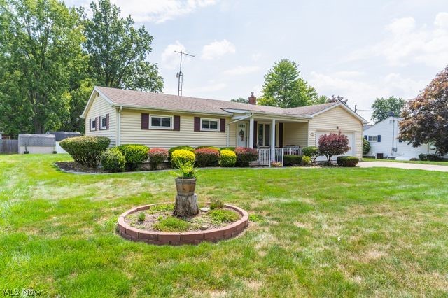 815 North Road Niles, OH 44446 - Photo 2 of 27 View of front of property with a front lawn