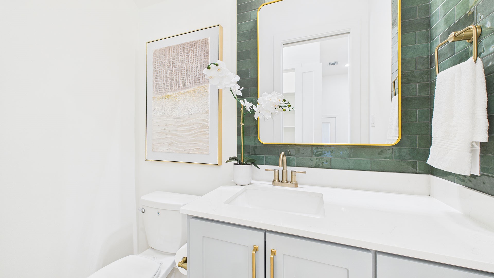 602 Jewett Street, Unit B Houston, TX 77009 - Photo 13 of 38 Convenient half bath on the first floor with beautiful tile