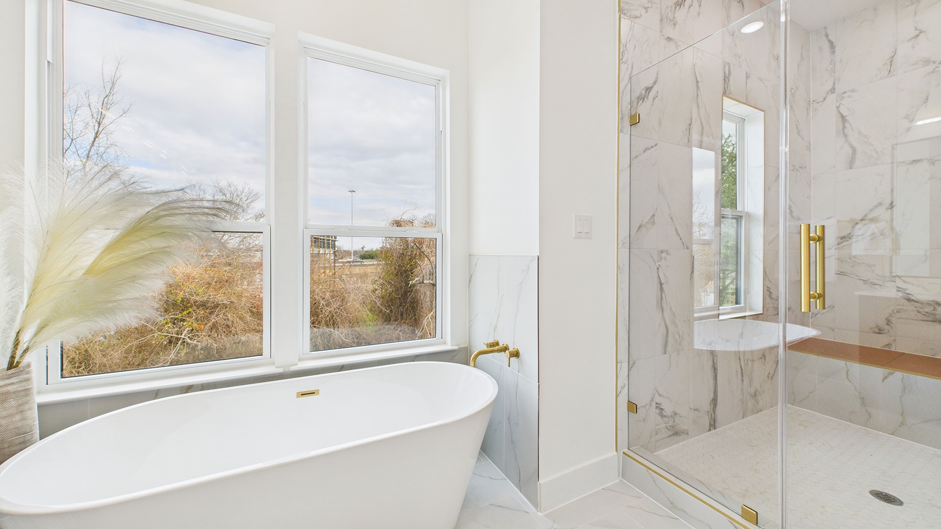 602 Jewett Street, Unit B Houston, TX 77009 - Photo 19 of 38 Primary En Suite with large soaking tub, walk-in shower with double shower heads and more