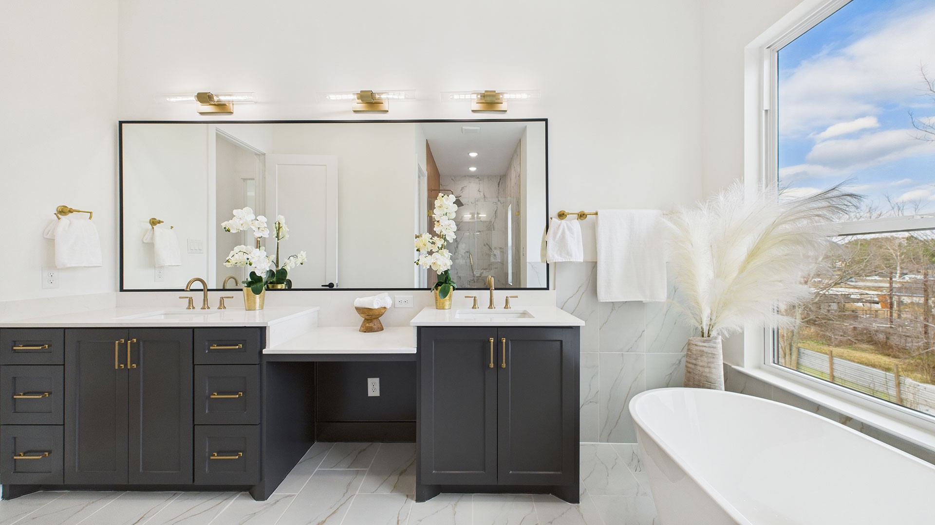 602 Jewett Street, Unit B Houston, TX 77009 - Photo 20 of 38 Primary bath with built-in vanity and plenty of storage.