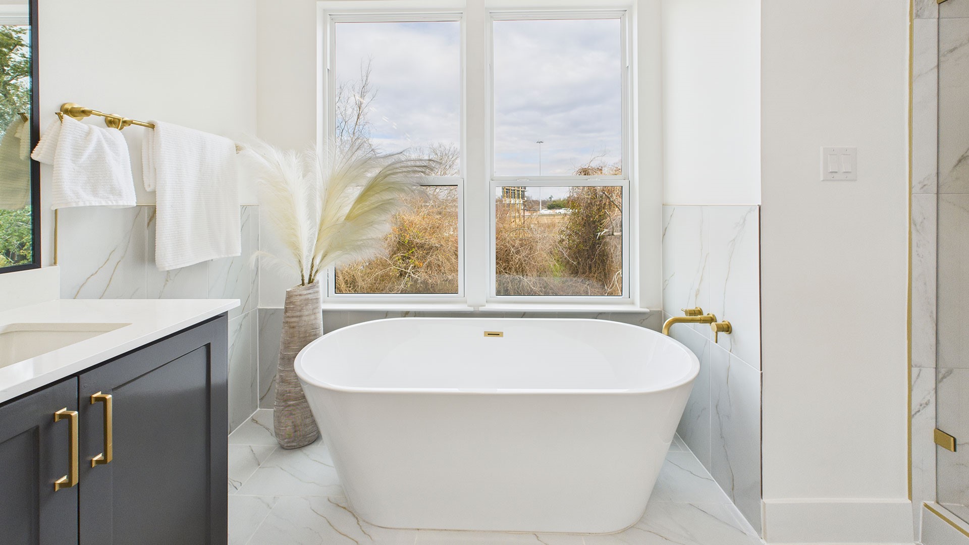 602 Jewett Street, Unit B Houston, TX 77009 - Photo 21 of 38 Primary tub