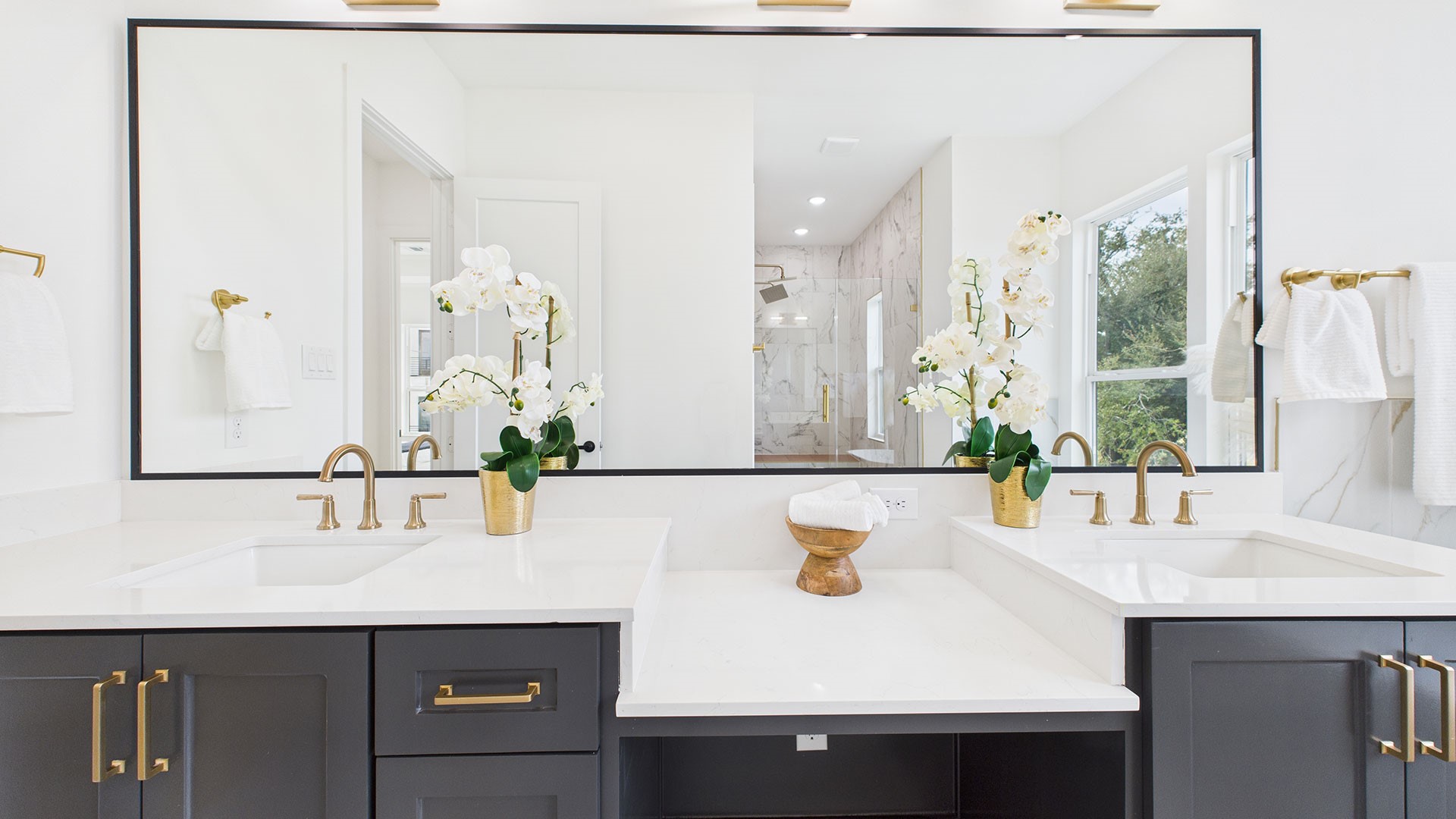 602 Jewett Street, Unit B Houston, TX 77009 - Photo 23 of 38 Primary bath vanity