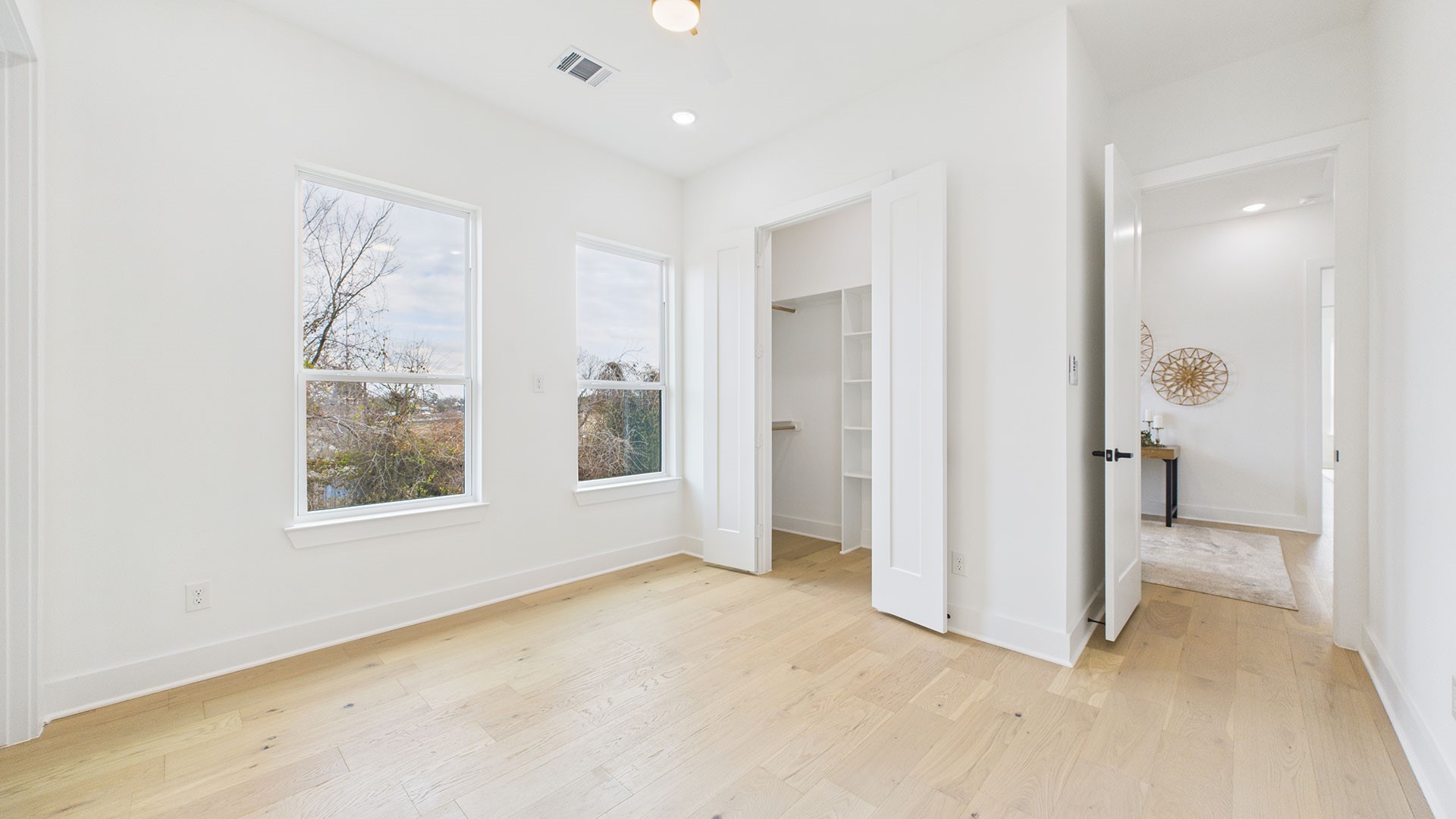 602 Jewett Street, Unit B Houston, TX 77009 - Photo 25 of 38 Secondary bedroom with built-in nshelving in closet