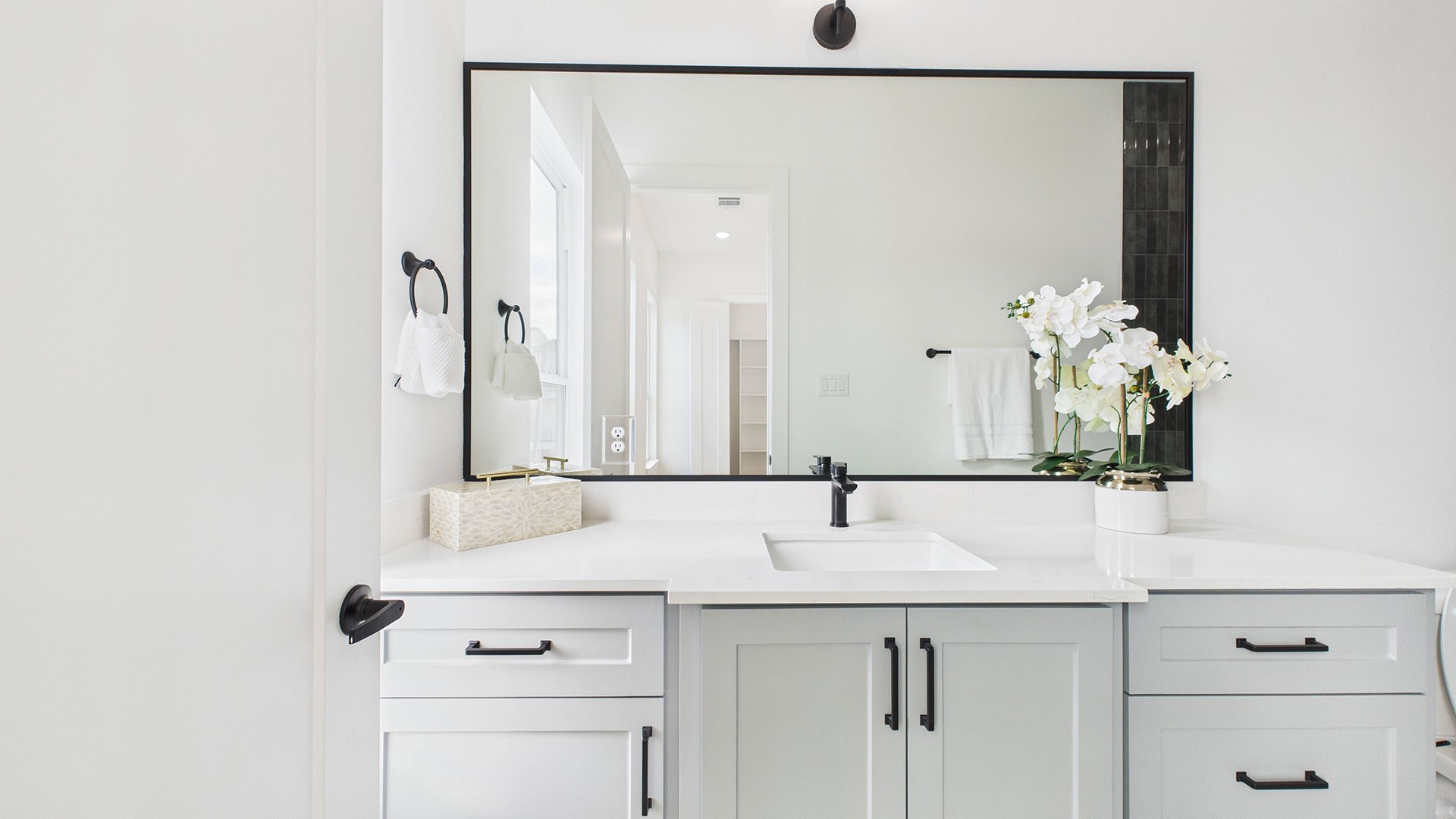 602 Jewett Street, Unit B Houston, TX 77009 - Photo 26 of 38 Secondary bath vanity with ample storage