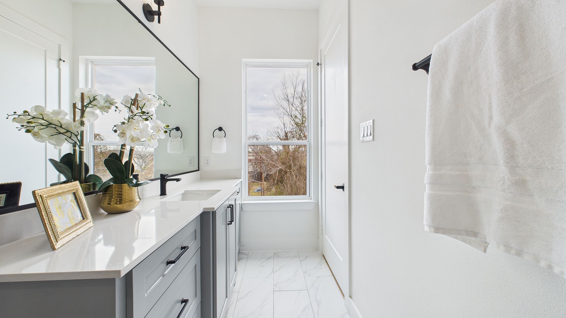 602 Jewett Street, Unit B Houston, TX 77009 - Photo 30 of 38 One of the two secondary en suite bathrooms.