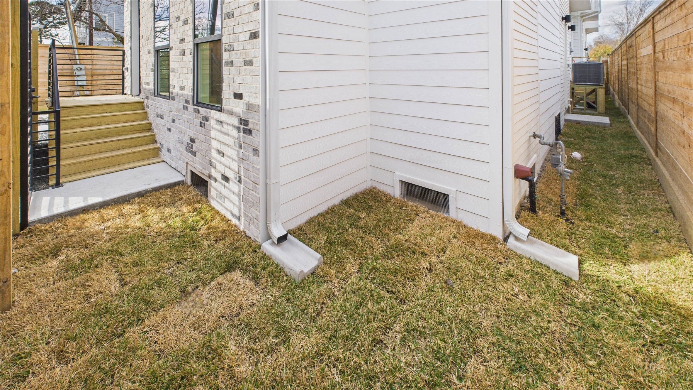 602 Jewett Street, Unit B Houston, TX 77009 - Photo 34 of 38 Front yard large enough for a table and chairs. Small enough for low maintenance.