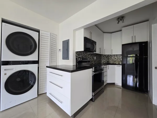 $2,000 | 201 Southeast 6th Avenue, Unit 16, Pompano Beach, FL 33060