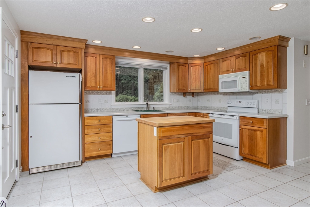551 Old Dunstable Road Groton, MA 01450 - Photo 8 of 36