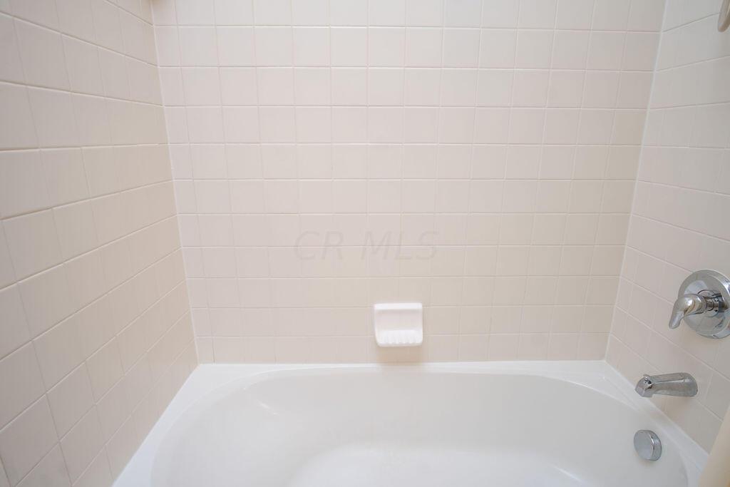 6051 Hayden Farms Road Dublin, OH 43016 - Photo 25 of 34 Upstairs Full Bath