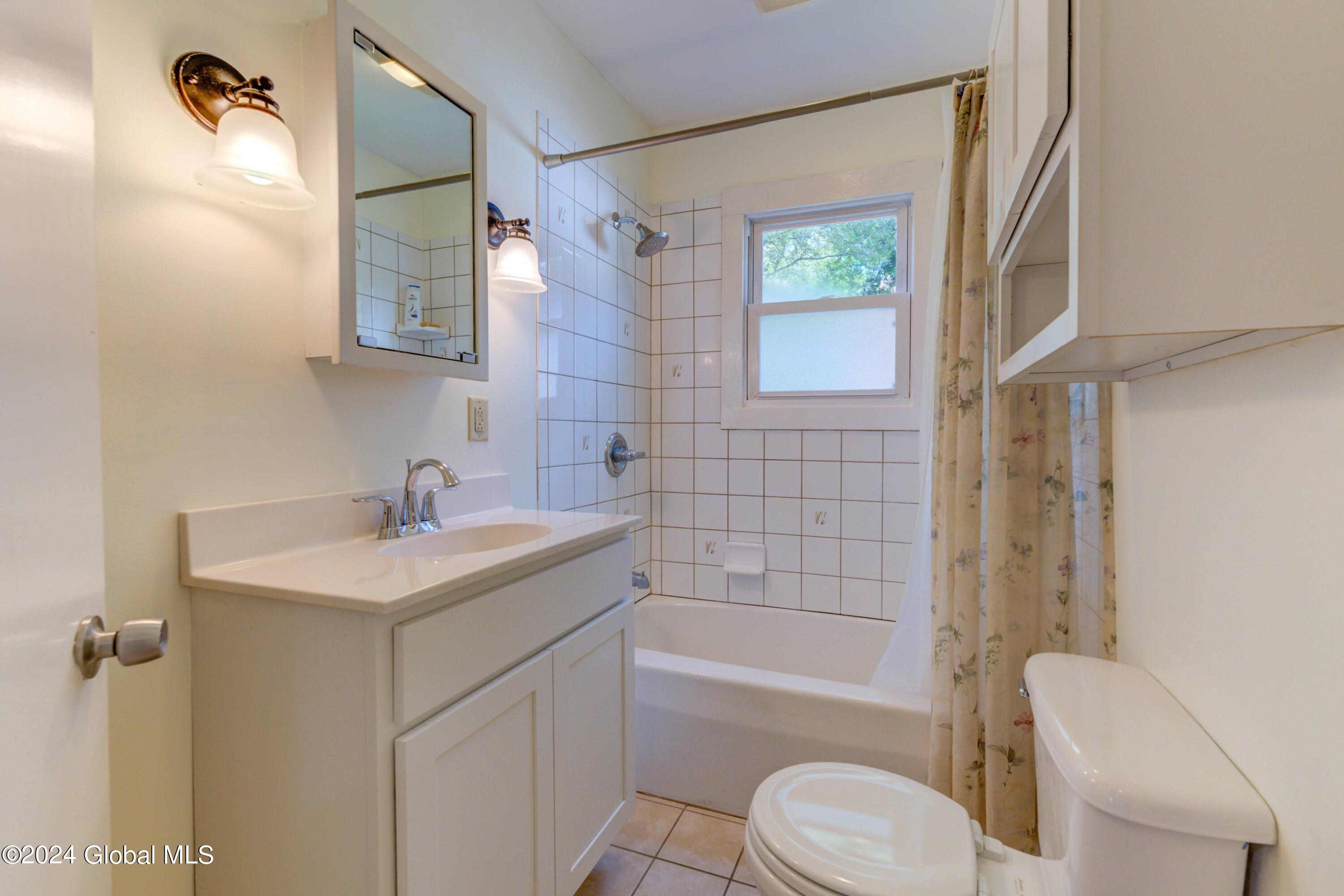 323 Dunnsville Road Rotterdam, NY 12306 - Photo 31 of 56 First Floor Full Bath