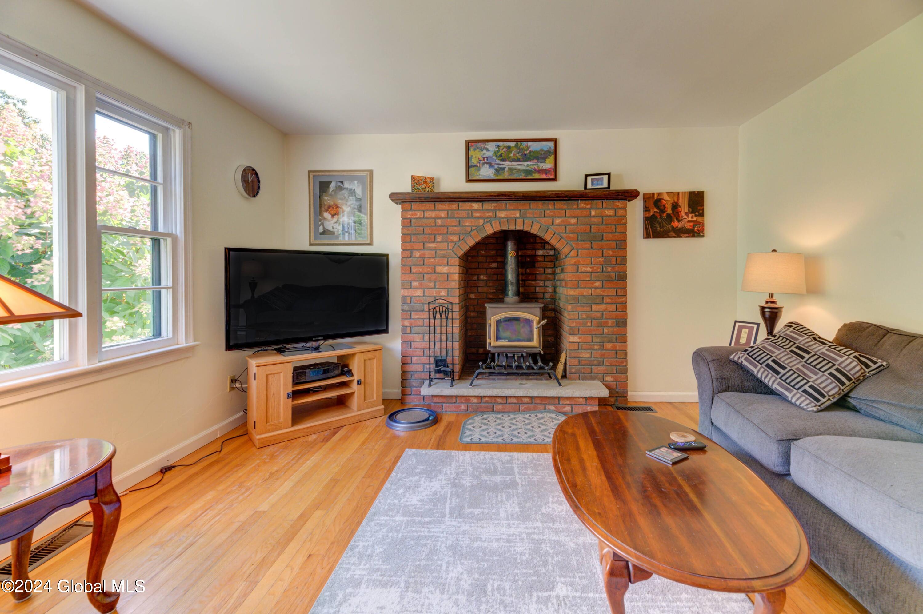 323 Dunnsville Road Rotterdam, NY 12306 - Photo 36 of 56 Living Room