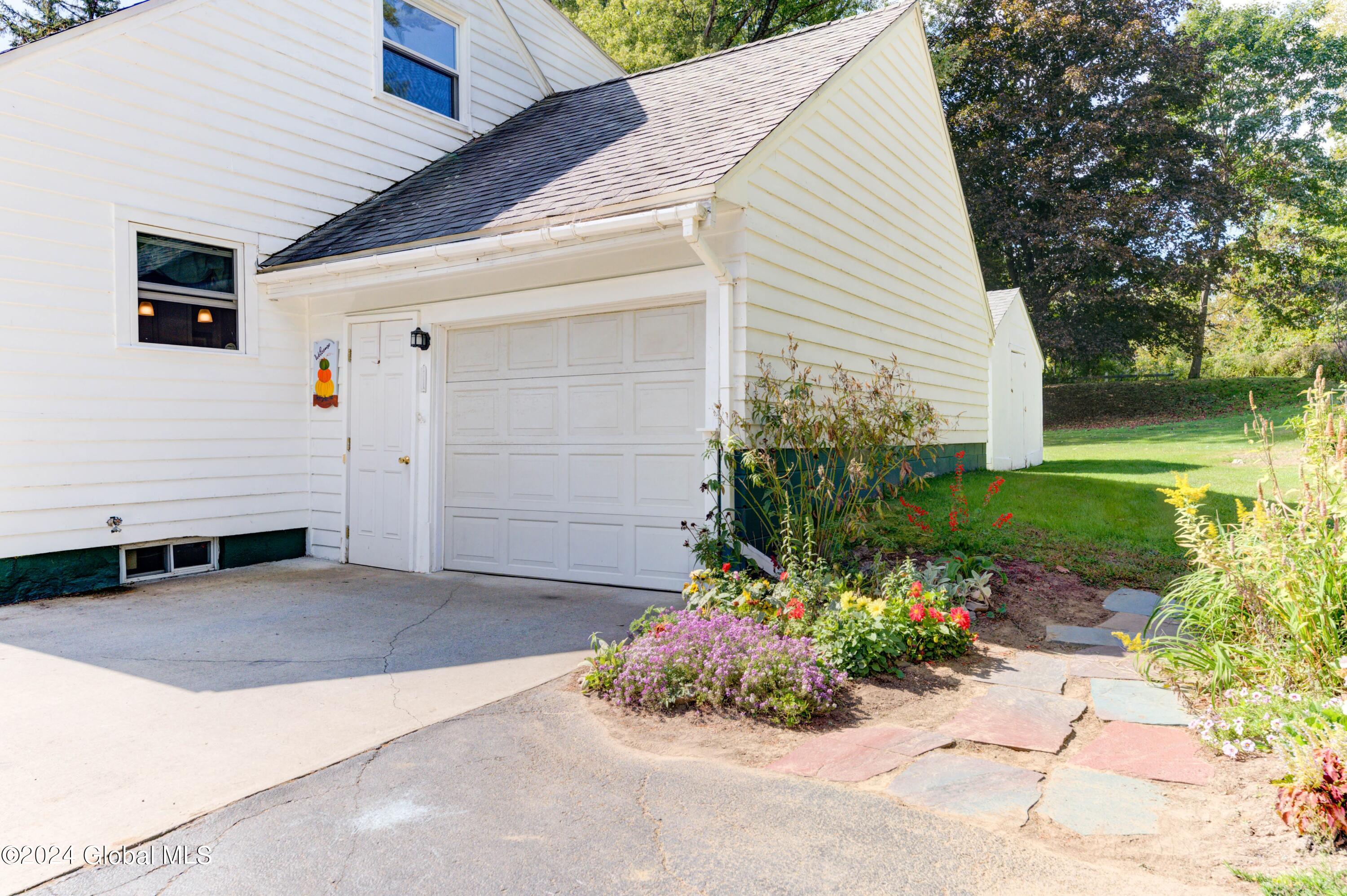 323 Dunnsville Road Rotterdam, NY 12306 - Photo 8 of 56 Garage