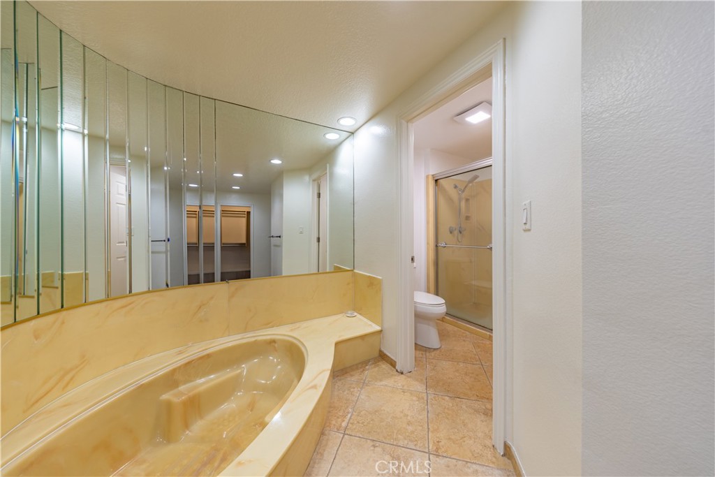 6242 Riviera Circle Long Beach, CA 90815 - Photo 15 of 29 a bathroom with a bathtub and a toilet