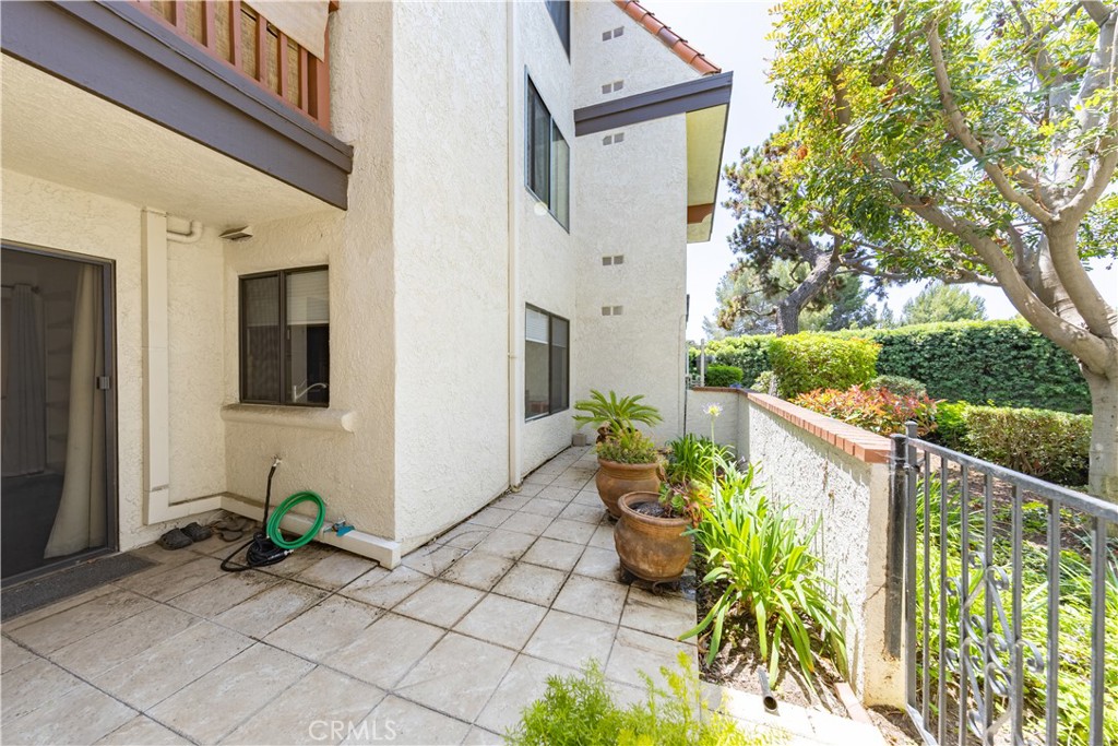 6242 Riviera Circle Long Beach, CA 90815 - Photo 20 of 29 a view of a chairs and table in a balcony