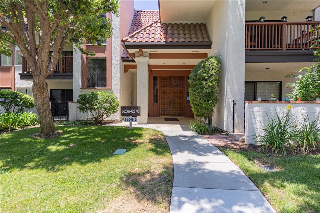 6242 Riviera Circle Long Beach, CA 90815 - Photo 28 of 29 a front view of a house with garden