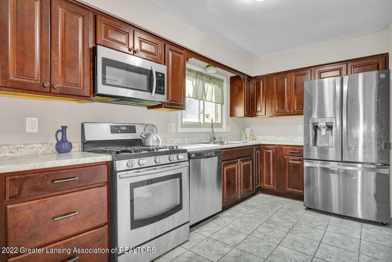3117 Colchester Road Lansing, MI 48906 - Photo 4 of 38 _I3A1372