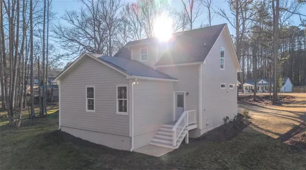 a view of a house with a yard