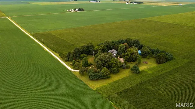 $260,000 | 20098 N Road, Raymond, IL 62560