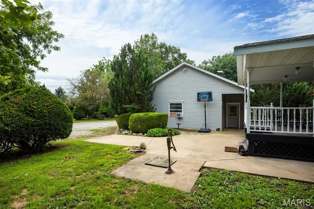 $260,000 | 20098 N Road, Raymond, IL 62560