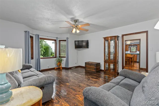 $260,000 | 20098 N Road, Raymond, IL 62560