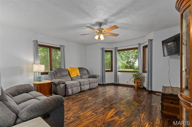 $260,000 | 20098 N Road, Raymond, IL 62560