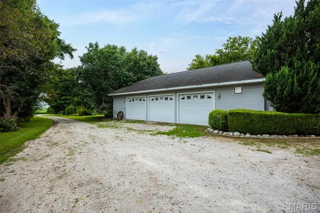 $260,000 | 20098 N Road, Raymond, IL 62560
