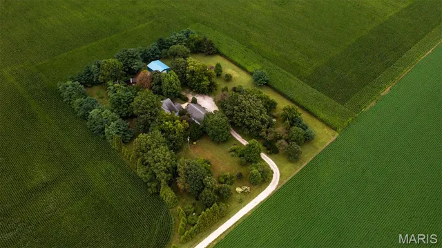 $260,000 | 20098 N Road, Raymond, IL 62560