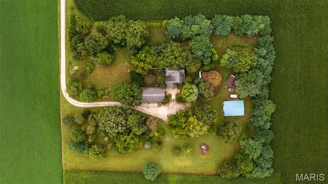 $260,000 | 20098 N Road, Raymond, IL 62560