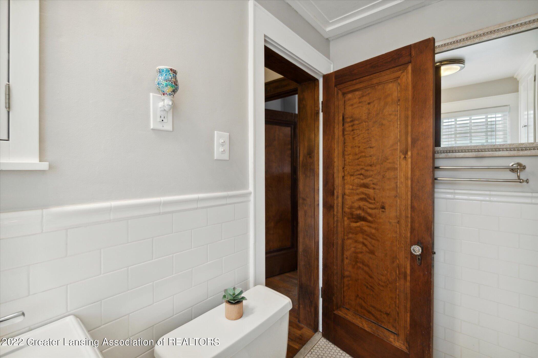 1813 Drexel Road Lansing, MI 48915 - Photo 23 of 39 Full Bath