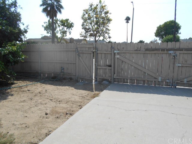 811 Riverside Rialto, CA 92376 - Photo 3 of 25 a backyard of a house