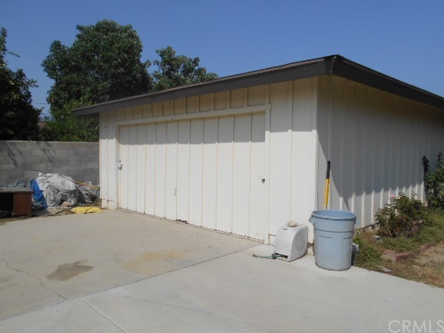 811 Riverside Rialto, CA 92376 - Photo 10 of 25 a backyard of a house with table and chairs