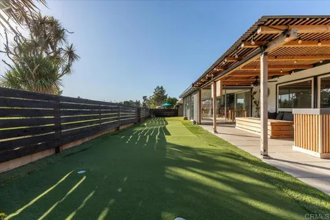 a view of a back yard