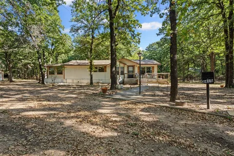 a view of a house with backyard