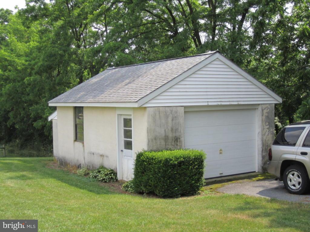 1586 Cloverleaf Road Mount Joy, PA 17552 - Photo 3 of 19