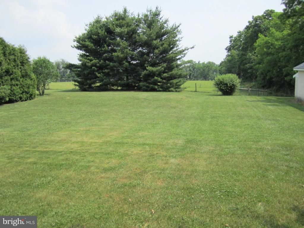 1586 Cloverleaf Road Mount Joy, PA 17552 - Photo 4 of 19