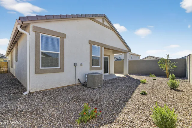 a view of a backyard