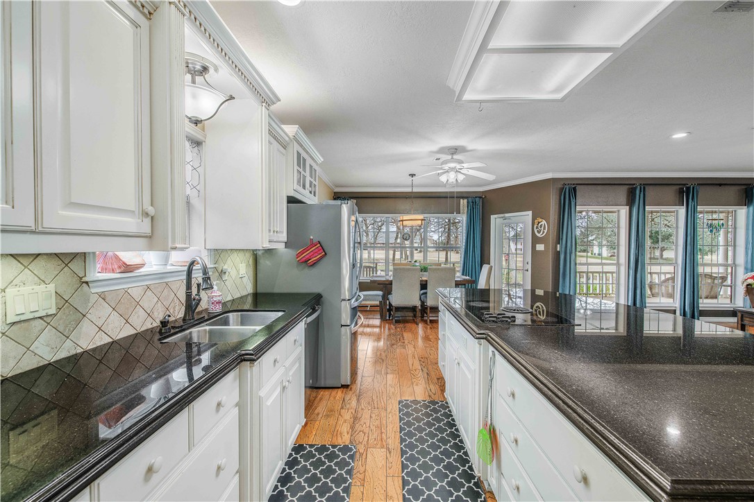 7 Hickory Ridge Lane Hilltop Lakes, TX 77871 - Photo 18 of 37 a large kitchen with granite countertop a lot of counter space