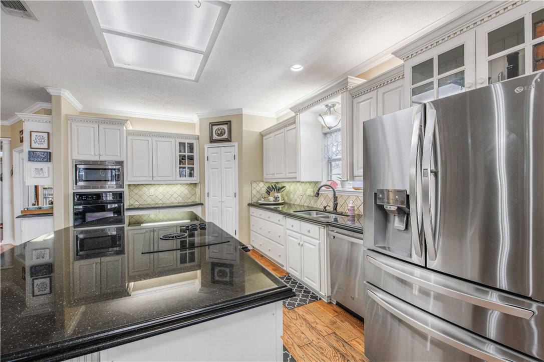 7 Hickory Ridge Lane Hilltop Lakes, TX 77871 - Photo 20 of 37 a kitchen with stainless steel appliances a refrigerator and a stove