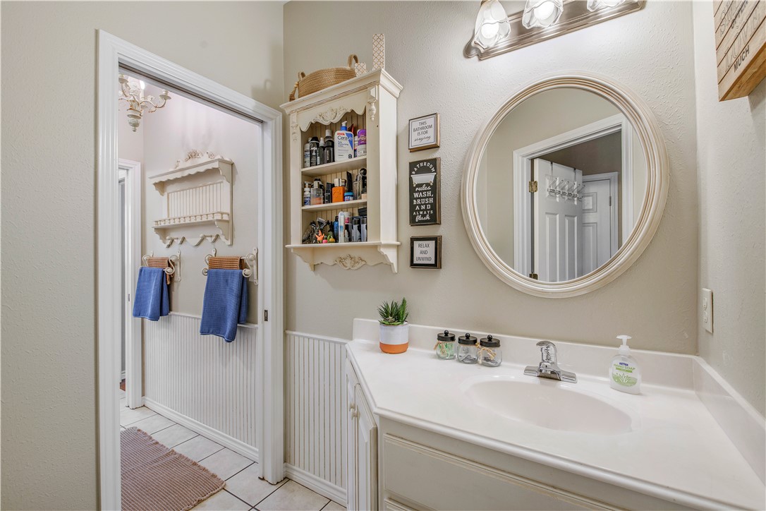 7 Hickory Ridge Lane Hilltop Lakes, TX 77871 - Photo 29 of 37 a bathroom with a sink and a mirror