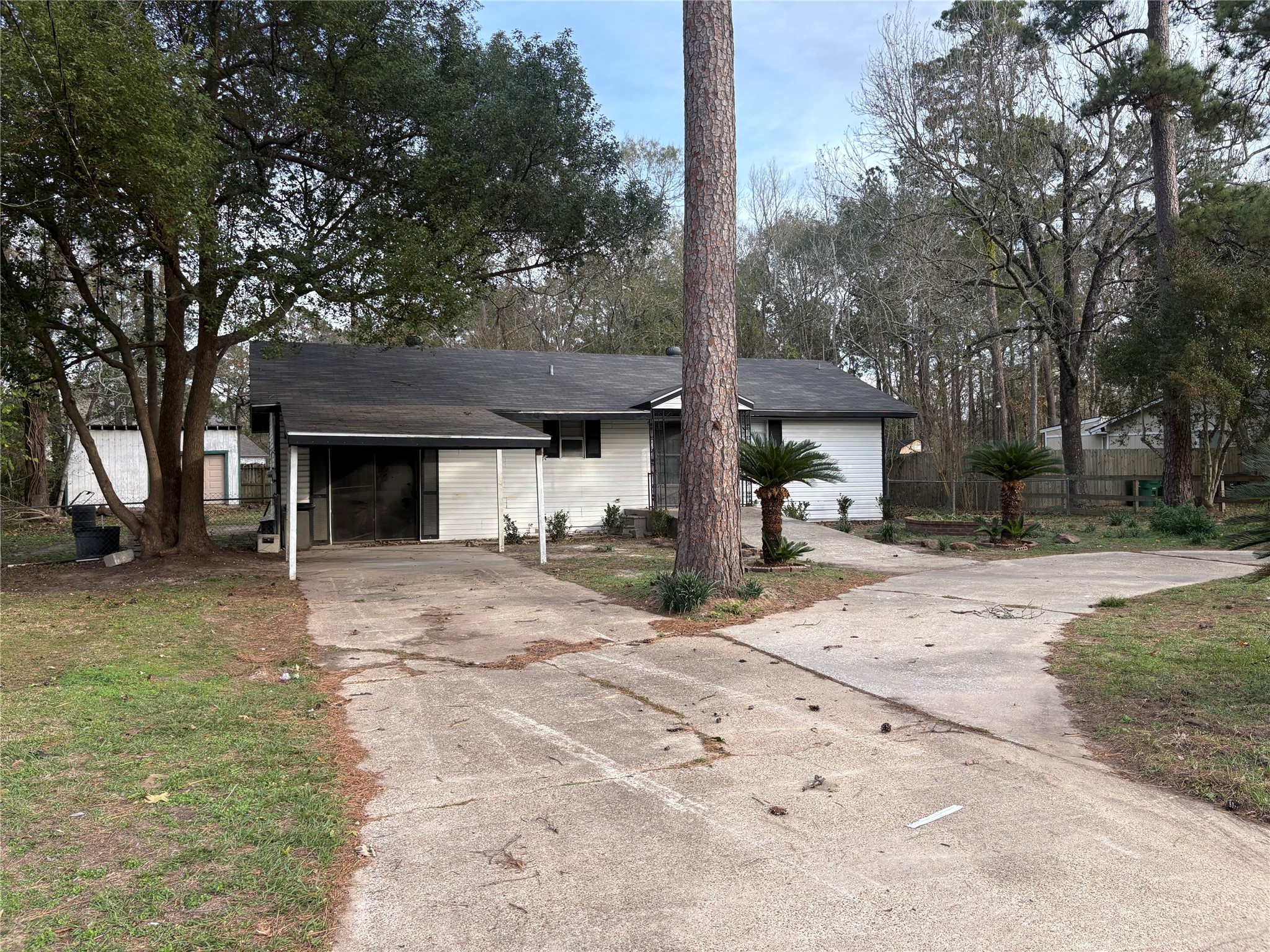 a view of a house with backyard and trees
