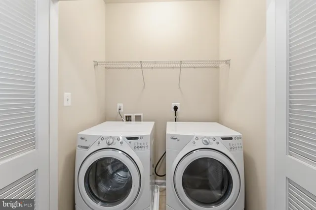 a view of a utility room with dryer and washer