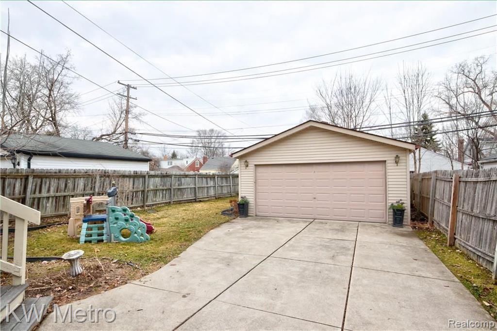 1800 Hampton Road Grosse Pointe Woods, MI 48236 - Photo 31 of 35