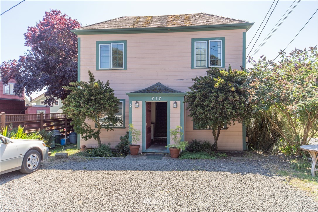 717 Franklin Street Port Townsend, WA 98368 - Photo 2 of 25 front view of a house with a yard