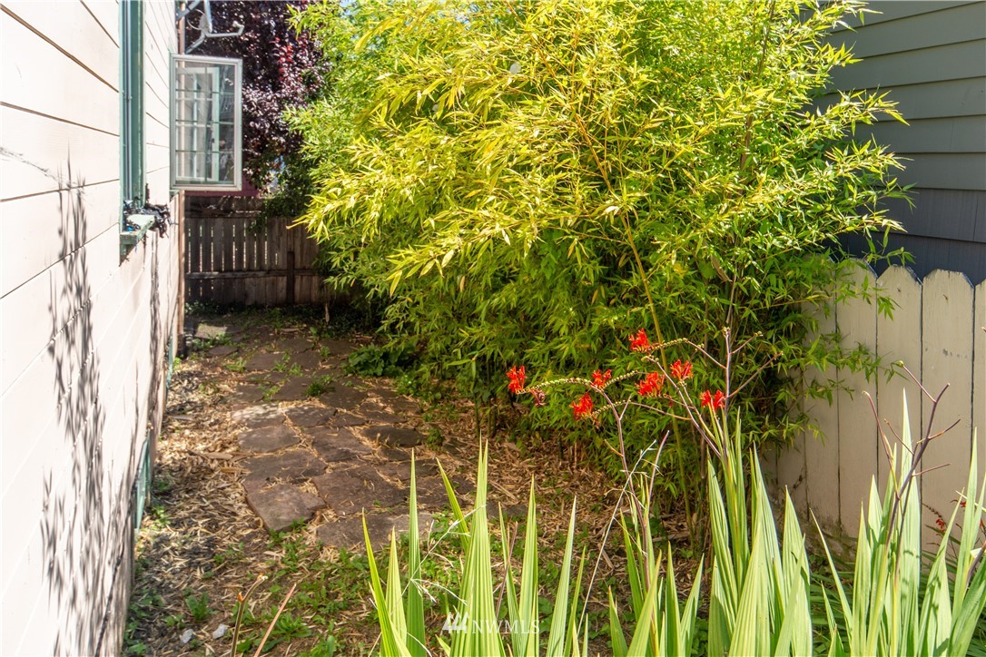 717 Franklin Street Port Townsend, WA 98368 - Photo 23 of 25 a view of a pathway of a building