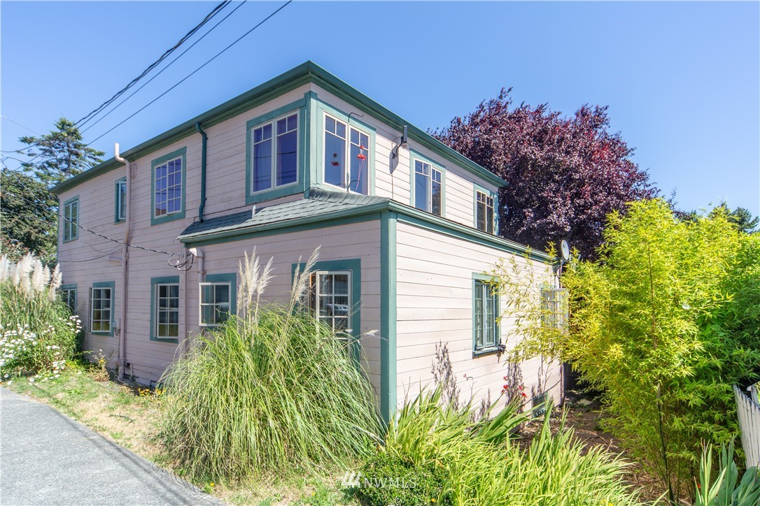 717 Franklin Street Port Townsend, WA 98368 - Photo 24 of 25 a front view of a house with plants and trees