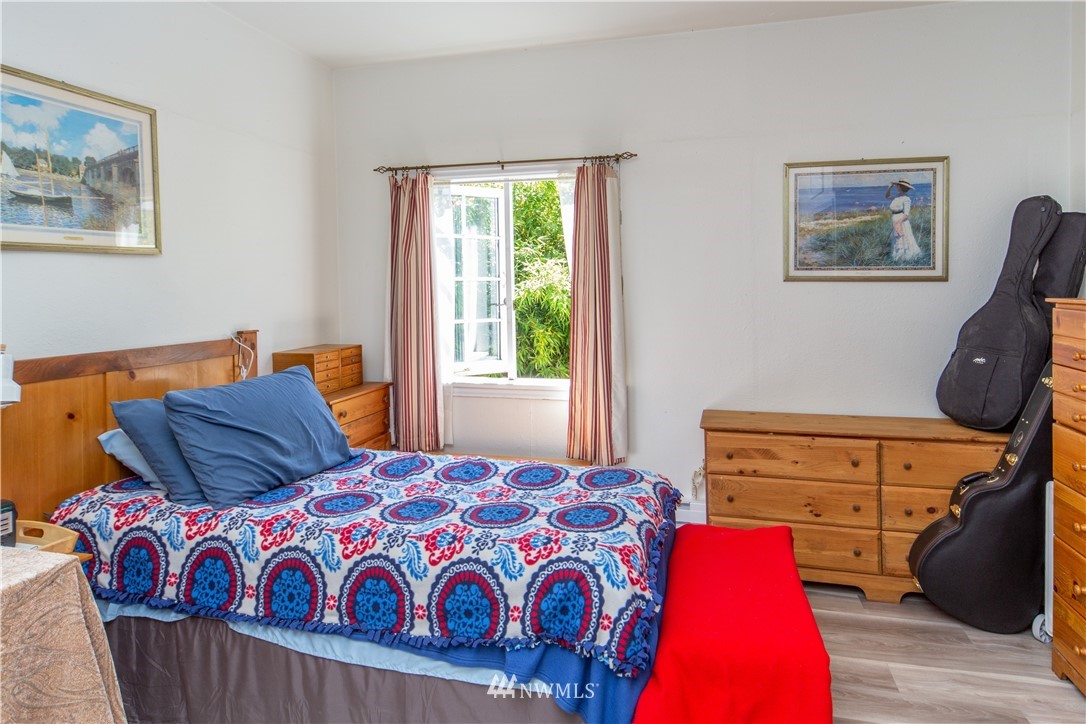 717 Franklin Street Port Townsend, WA 98368 - Photo 8 of 25 a bedroom with a bed and a window