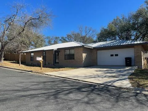 $2,150 | 302 Medio Vista Drive, Kerrville, TX 78028