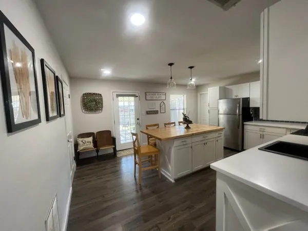 $2,150 | 302 Medio Vista Drive, Kerrville, TX 78028