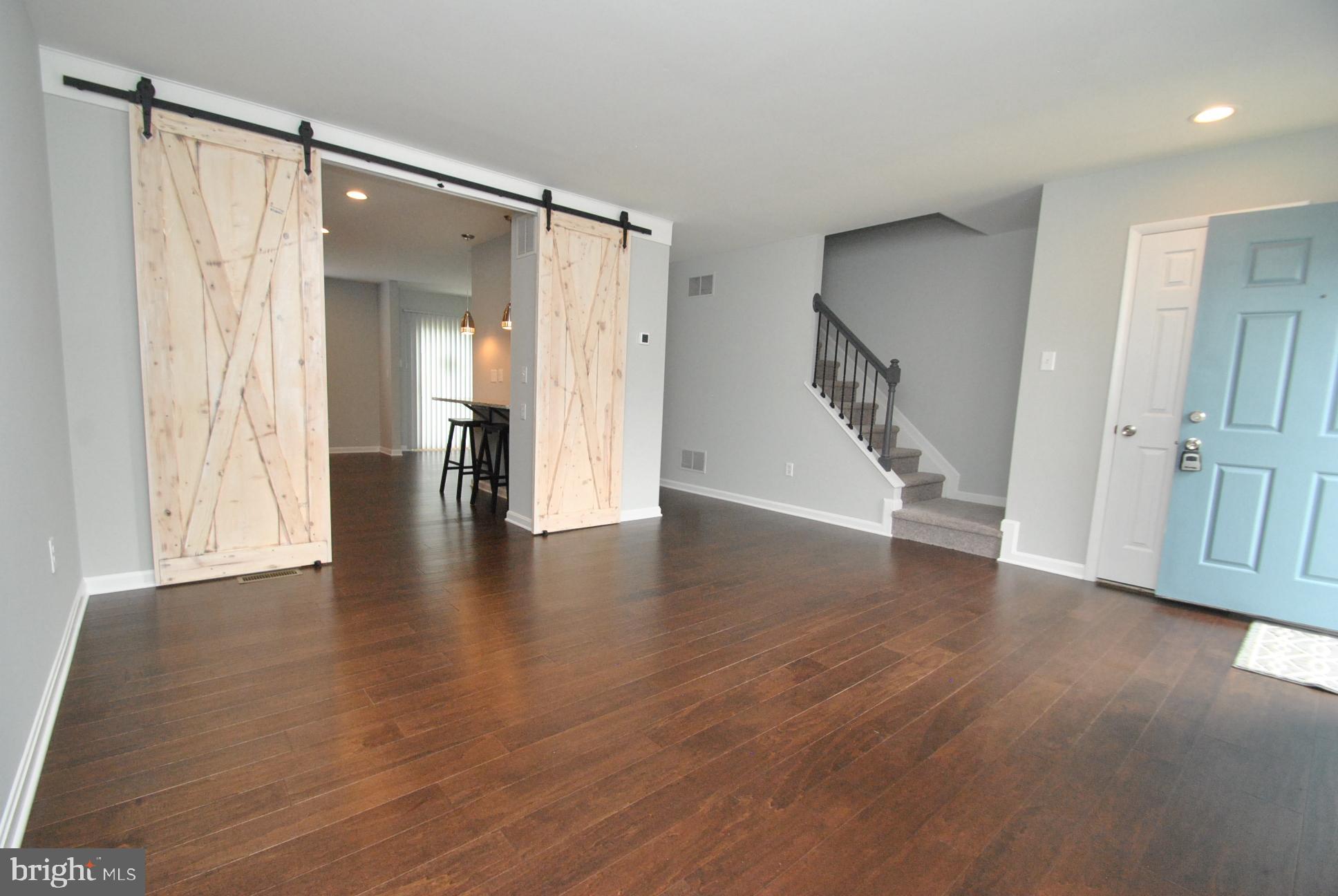 25 Open Gate Court Baltimore, MD 21236 - Photo 3 of 29 LIVING ROOM / FAMILY ROOM - FRONT OF HOME