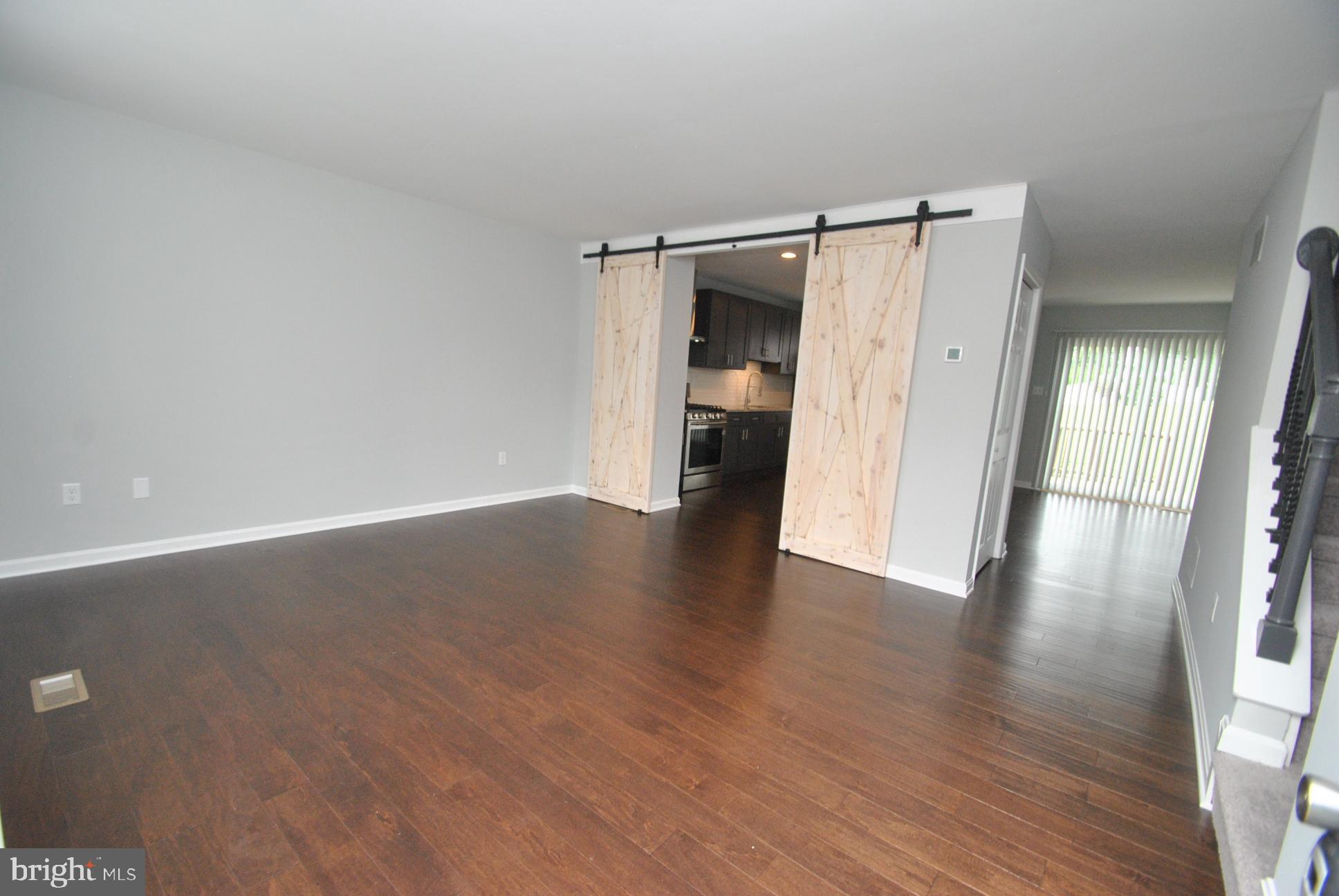 25 Open Gate Court Baltimore, MD 21236 - Photo 5 of 29 LIVING ROOM / FAMILY ROOM - FRONT OF HOME